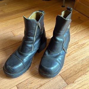 Harley-Davidson Amherst side zip ankle boots. Well loved and full of character.
